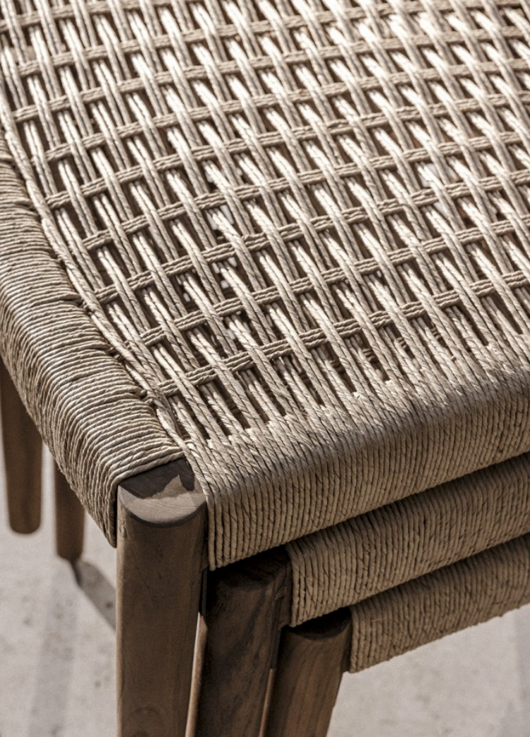 La chaise "Buco" est fabriquée en teck recyclé, alliant élégance et durabilité.