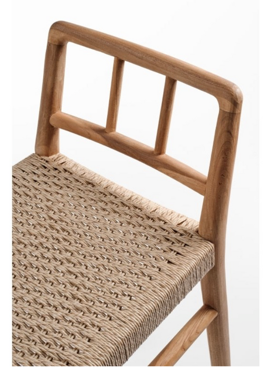 La chaise de bar "Galdana" est le parfait mélange de style et de praticité pour vos espaces intérieurs et extérieurs. Fabriquée en teck recyclé, elle allie durabilité et design naturel.