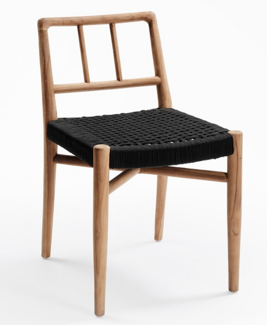 La chaise "Galdana" allie charme naturel et design moderne. Fabriquée en teck recyclé, elle met en valeur une structure robuste et respectueuse de l’environnement. Son assise en corde synthétique, disponible en noir ou sable, apporte une touche élégante et assure un confort optimal.