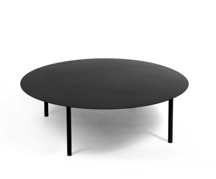 La table basse "Pure" en métal séduit par son design épuré et sa forme rond parfait, qui apportent une touche de modernité et d'élégance à tout intérieur. Disponible en différentes tailles et hauteurs, elle permet de jouer sur les volumes et de créer des compositions harmonieuses et dynamiques.