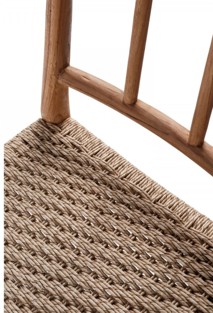La chaise "Galdana" allie charme naturel et design moderne. Fabriquée en teck recyclé, elle met en valeur une structure robuste et respectueuse de l’environnement. Son assise en corde synthétique, disponible en noir ou sable, apporte une touche élégante et assure un confort optimal.