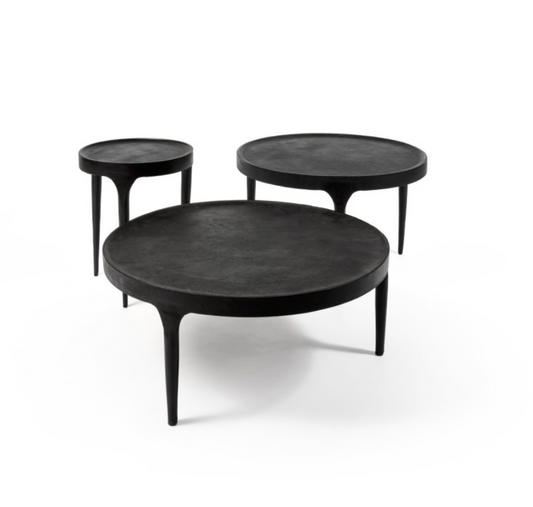 La table basse "Seven" en aluminium se distingue par son design contemporain et sa légèreté visuelle. Déclinée en différentes tailles et hauteurs, elle permet de créer des compositions modulables et dynamiques, s'adaptant ainsi à tous les espaces de vie.