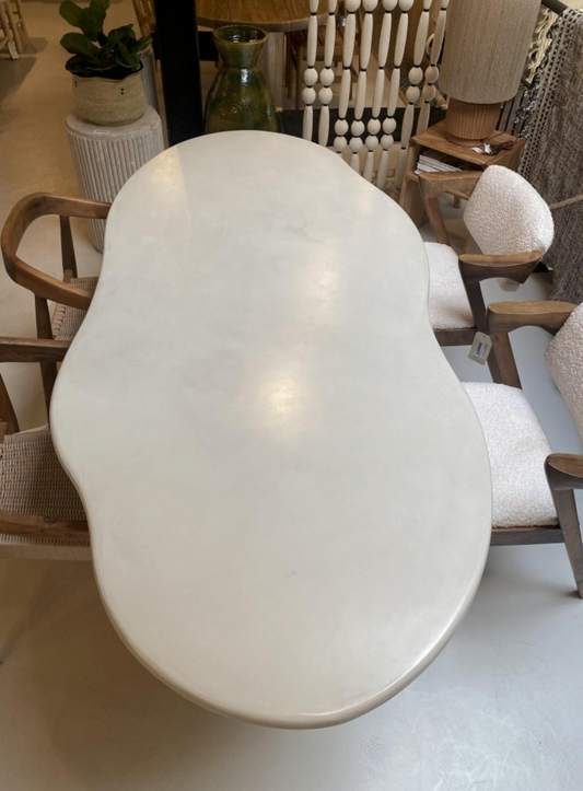 Table en béton ciré forme organique SIERRA