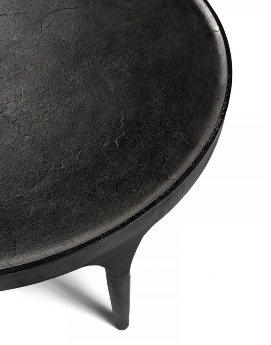 La table basse "Seven" en aluminium se distingue par son design contemporain et sa légèreté visuelle. Déclinée en différentes tailles et hauteurs, elle permet de créer des compositions modulables et dynamiques, s'adaptant ainsi à tous les espaces de vie.