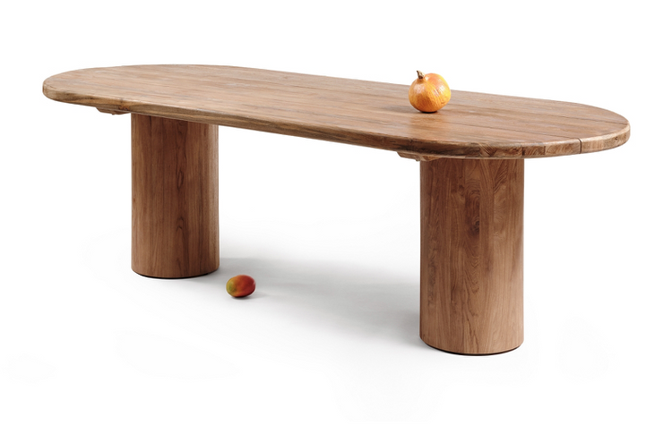 Sublime pièce en teck recyclé, la table Guajira séduit par son design épuré et ses finitions soignées. Avec son plateau aux contours organiques et ses pieds cylindriques robustes, elle allie harmonieusement modernité et authenticité.
Détournée de toute décoration superflue, elle révèle la beauté brute du bois, mettant en avant ses nuances chaleureuses et ses irrégularités naturelles. Une table intemporelle, idéale pour créer un espace convivial et élégant.