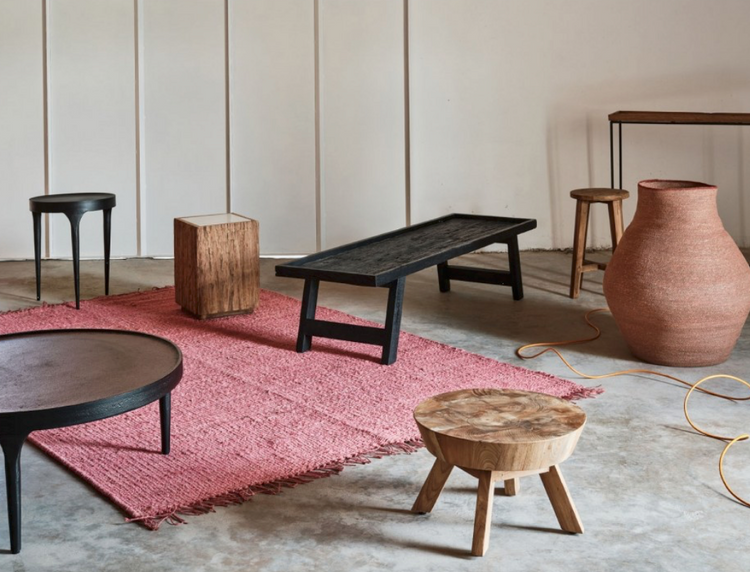 table BOIS MASSIF RECYCLÉ de chez manufactori noir
