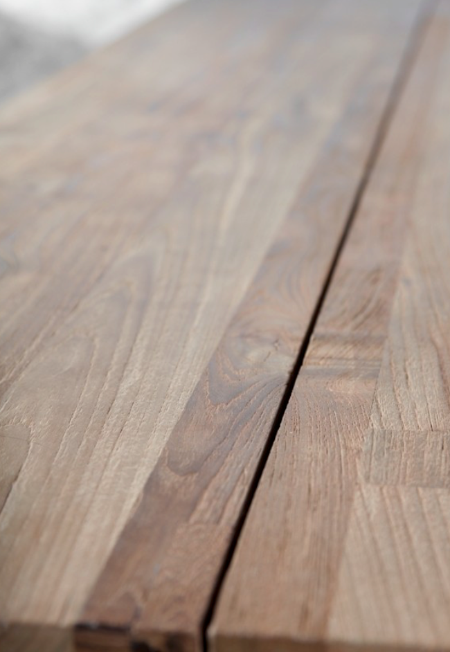 bois recyclé, qui se présente sous forme de poutres et de planches, issues du démantèlement de vieilles constructions, généralement des maisons familiales