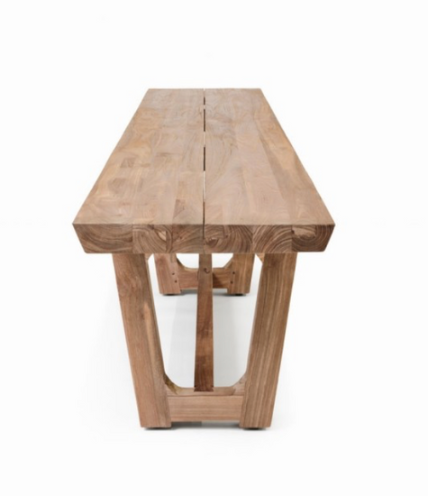 Le banc "Babylone" est une pièce intemporelle conçue en teck recyclé massif, alliant élégance naturelle et démarche écoresponsable. Avec ses lignes épurées et sa robustesse, il s’adapte aussi bien à une utilisation intérieure qu’extérieure. Idéal pour compléter une table de repas, il s’associe parfaitement à la table "Babylone" pour créer un ensemble harmonieux et convivial. Une pièce durable et esthétique qui s’intègre facilement dans tous les styles d’aménagement.