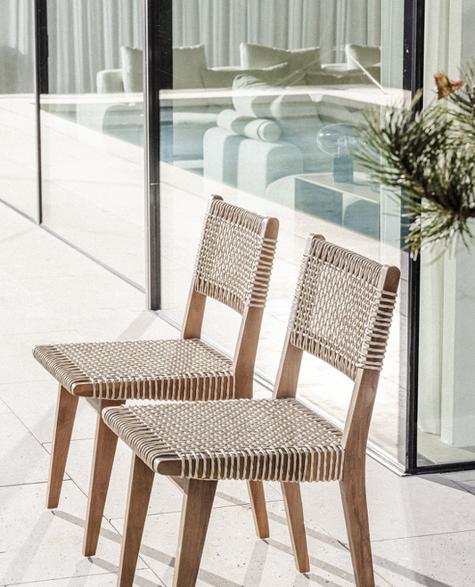 Une chaise en teck recyclé et corde synthétique, adaptée à une utilisation intérieure et extérieure.
