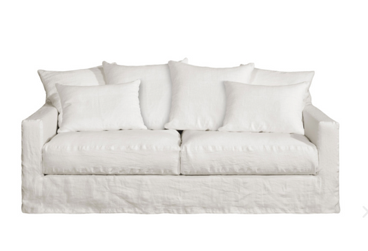 Canapé 3 places Biarritz 206 cm au confort douillet inégalable. Ce canapé à l'assise très généreuse saura vous charmer grâce ses larges coussins en plumes et sa profondeur importante.