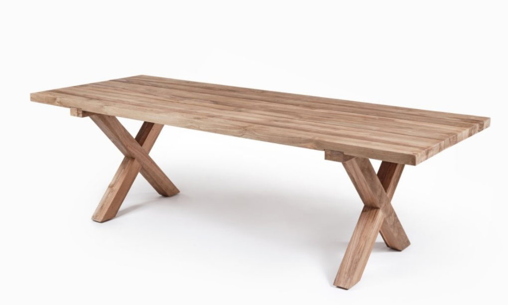 La table à manger Finca de Manufactori, détourée de son environnement, dévoile l’élégance de son design minimaliste. Son plateau rectangulaire, fabriqué en teck recyclé, présente des finitions impeccables qui accentuent la beauté naturelle et chaleureuse du bois. Le piètement en croix, à la fois stylisé et robuste, confère à la table un caractère distinctif tout en garantissant une stabilité parfaite.