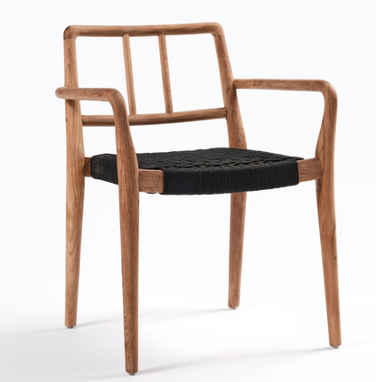 Le fauteuil "Galdana" combine élégance et confort pour vos espaces intérieurs et extérieurs. Fabriqué en teck recyclé, il reflète un engagement envers la durabilité, tout en offrant une allure naturelle et chaleureuse.

Son assise en corde synthétique, disponible en noir ou sable, apporte une touche contemporaine et un confort optimal, idéale pour vos moments de détente. Avec ses accoudoirs ergonomiques et sa résistance aux intempéries, le fauteuil "Galdana" s’intègre parfaitement à une terrasse, un jardin 