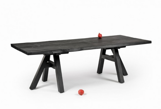 La table à manger Campeche, en bois de suar massif, arbore un plateau rectangulaire de 240 x 100 cm, idéal pour accueillir de grands repas conviviaux. Ses bords irréguliers et naturels mettent en avant l'authenticité du bois et la richesse de ses veinures uniques.