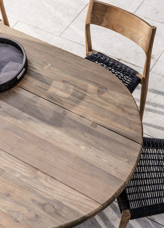 La table Guajira incarne l'élégance brute et authentique du design contemporain. Fabriquée en teck recyclé, chaque pièce est unique, révélant le charme des irrégularités naturelles du bois. Ses lignes douces et arrondies, associées à des pieds cylindriques massifs, confèrent une allure à la fois audacieuse et organique.

Idéale pour des repas conviviaux ou pour sublimer un espace de vie, la Guajira allie durabilité et raffinement, tout en mettant en avant le savoir-faire artisanal. Parfaite pour les intérie