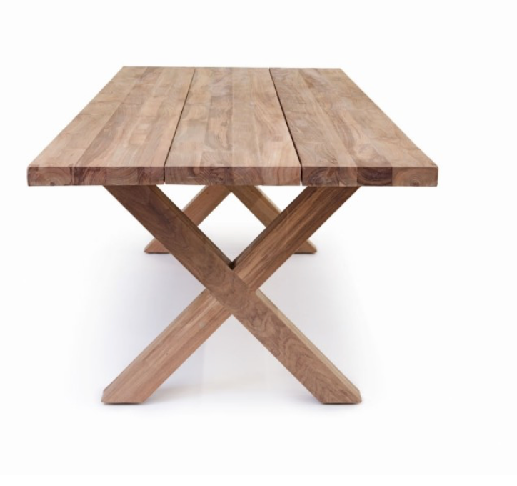 La table à manger Finca de Manufactori, détourée de son environnement, dévoile l’élégance de son design minimaliste. Son plateau rectangulaire, fabriqué en teck recyclé, présente des finitions impeccables qui accentuent la beauté naturelle et chaleureuse du bois. Le piètement en croix, à la fois stylisé et robuste, confère à la table un caractère distinctif tout en garantissant une stabilité parfaite.