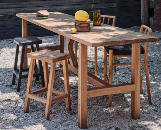 Apportez une touche d'authenticité et de caractère à vos espaces avec le tabouret "Eden". Conçu en teck recyclé massif, il reflète un style naturel et intemporel tout en mettant en avant une démarche respectueuse de l'environnement.

Sa structure robuste et son design épuré en font une pièce polyvalente, parfaite pour une cuisine, un bar ou un espace extérieur. Le tabouret "Eden" s’intègre aussi bien dans un intérieur moderne que dans un cadre plus rustique.

