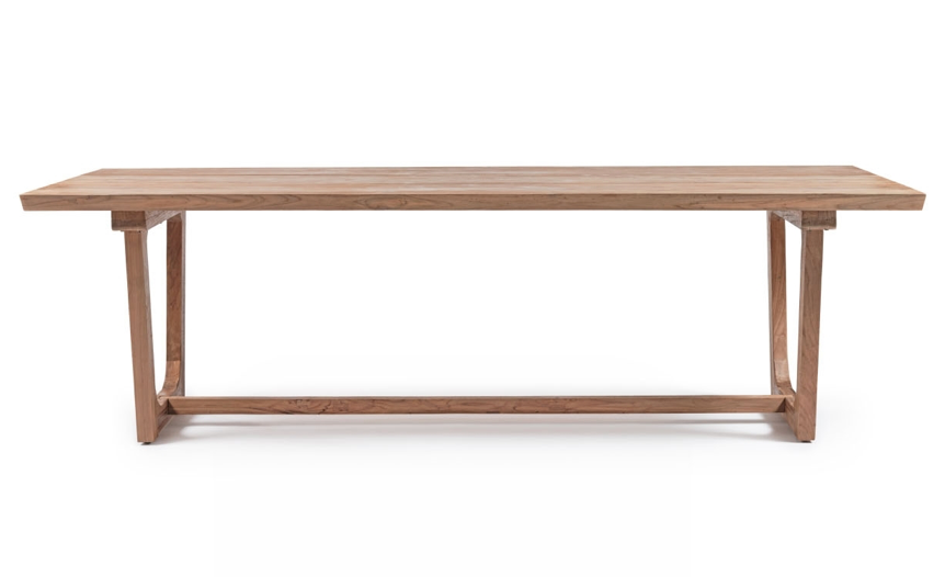 Sur fond blanc, la table BABYLONE révèle toute son authenticité. Fabriquée en teck recyclé, son plateau rectangulaire arbore une texture naturelle et des nuances chaleureuses qui mettent en valeur les veines uniques du bois.

Ses pieds larges et robustes, également en teck, lui confèrent une stabilité optimale tout en soulignant son design épuré et intemporel. La simplicité de ses lignes permet de l'intégrer facilement dans divers styles de décoration extérieure.

Avec ses dimensions généreuses, cette table