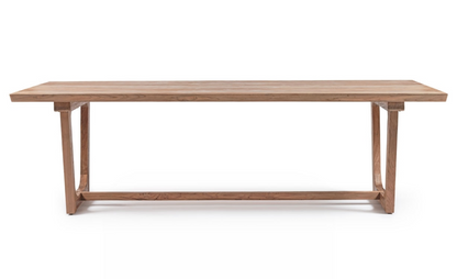 Sur fond blanc, la table BABYLONE révèle toute son authenticité. Fabriquée en teck recyclé, son plateau rectangulaire arbore une texture naturelle et des nuances chaleureuses qui mettent en valeur les veines uniques du bois.

Ses pieds larges et robustes, également en teck, lui confèrent une stabilité optimale tout en soulignant son design épuré et intemporel. La simplicité de ses lignes permet de l'intégrer facilement dans divers styles de décoration extérieure.

Avec ses dimensions généreuses, cette table