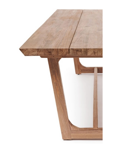 Sur fond blanc, la table BABYLONE révèle toute son authenticité. Fabriquée en teck recyclé, son plateau rectangulaire arbore une texture naturelle et des nuances chaleureuses qui mettent en valeur les veines uniques du bois.

Ses pieds larges et robustes, également en teck, lui confèrent une stabilité optimale tout en soulignant son design épuré et intemporel. La simplicité de ses lignes permet de l'intégrer facilement dans divers styles de décoration extérieure.

Avec ses dimensions généreuses, cette table