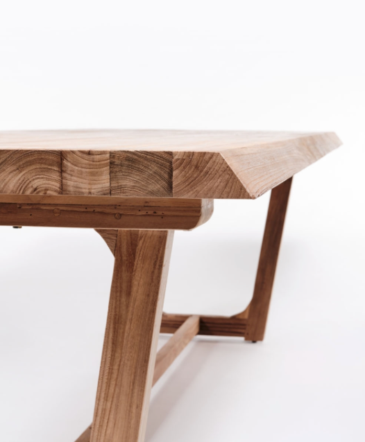 Sur fond blanc, la table BABYLONE révèle toute son authenticité. Fabriquée en teck recyclé, son plateau rectangulaire arbore une texture naturelle et des nuances chaleureuses qui mettent en valeur les veines uniques du bois.

Ses pieds larges et robustes, également en teck, lui confèrent une stabilité optimale tout en soulignant son design épuré et intemporel. La simplicité de ses lignes permet de l'intégrer facilement dans divers styles de décoration extérieure.

Avec ses dimensions généreuses, cette table