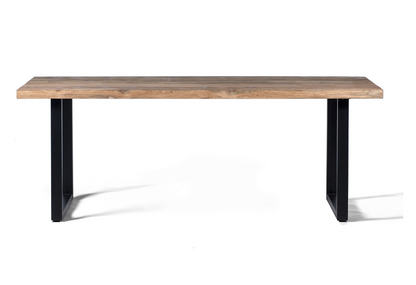 La table à manger BLOK allie harmonieusement la chaleur du teck recyclé et la robustesse du métal. Son design industriel épuré et moderne apporte une touche contemporaine à tout espace, tout en respectant une démarche écoresponsable. Parfaitement adaptée aux intérieurs modernes ou lofts, elle offre un mélange de matériaux résolument tendance et durable.
