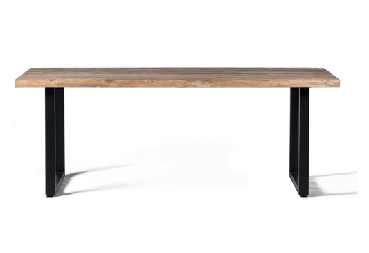 La table à manger BLOK allie harmonieusement la chaleur du teck recyclé et la robustesse du métal. Son design industriel épuré et moderne apporte une touche contemporaine à tout espace, tout en respectant une démarche écoresponsable. Parfaitement adaptée aux intérieurs modernes ou lofts, elle offre un mélange de matériaux résolument tendance et durable.
