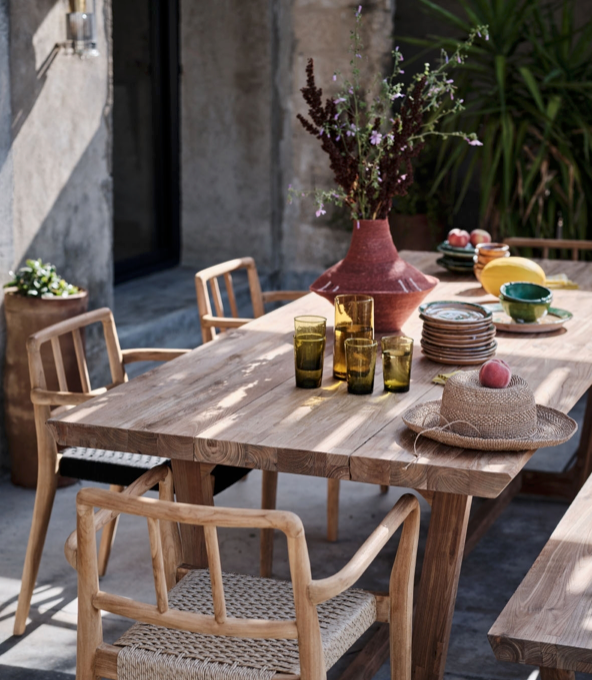 Idéale pour vos repas en plein air, la table à manger extérieur BABYLONE allie robustesse et élégance. Fabriquée en teck recyclé, elle célèbre la beauté naturelle du bois tout en adoptant une démarche respectueuse de l'environnement.