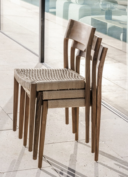Son assise tressée à la main offre un confort unique et une finition artisanale.
