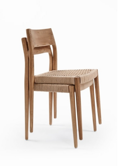 La chaise "Buco" est fabriquée en teck recyclé, alliant élégance et durabilité.

