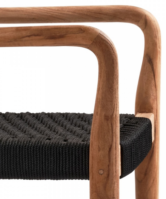Le fauteuil "Galdana" combine élégance et confort pour vos espaces intérieurs et extérieurs. Fabriqué en teck recyclé, il reflète un engagement envers la durabilité, tout en offrant une allure naturelle et chaleureuse.

Son assise en corde synthétique, disponible en noir ou sable, apporte une touche contemporaine et un confort optimal, idéale pour vos moments de détente. Avec ses accoudoirs ergonomiques et sa résistance aux intempéries, le fauteuil "Galdana" s’intègre parfaitement à une terrasse, un jardin 