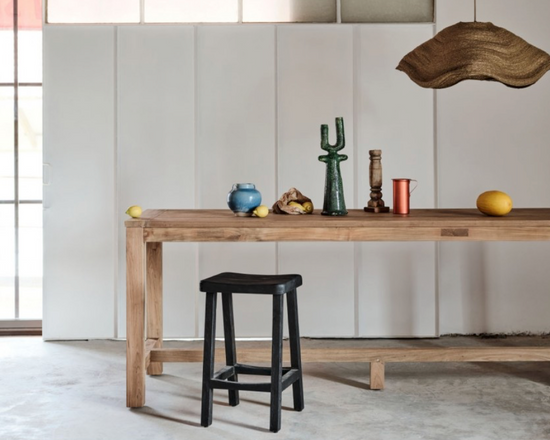 Apportez une touche d'authenticité et de caractère à vos espaces avec le tabouret "Eden". Conçu en teck recyclé massif, il reflète un style naturel et intemporel tout en mettant en avant une démarche respectueuse de l'environnement.