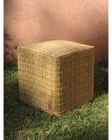 Pouf en jonc naturel modèle Komis