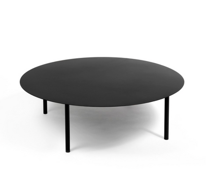 La table basse "Pure" en métal séduit par son design épuré et sa forme rond parfait, qui apportent une touche de modernité et d'élégance à tout intérieur. Disponible en différentes tailles et hauteurs, elle permet de jouer sur les volumes et de créer des compositions harmonieuses et dynamiques.