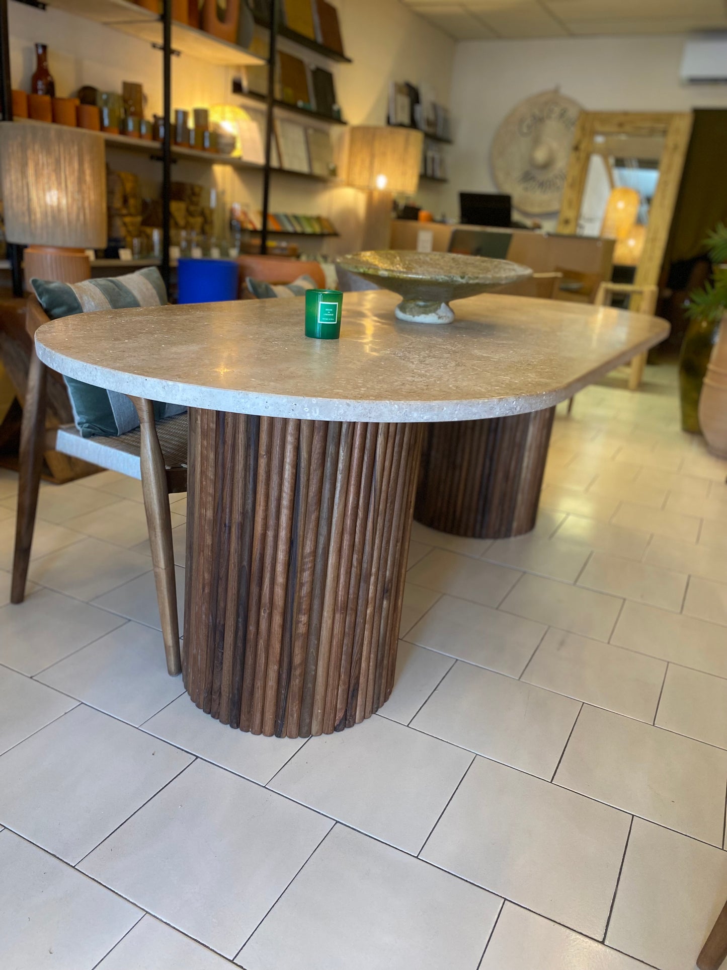 Table à diner en travertin et pieds en bois modèle Roma
