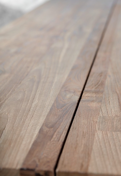 bois recyclé, qui se présente sous forme de poutres et de planches, issues du démantèlement de vieilles constructions, généralement des maisons familiales