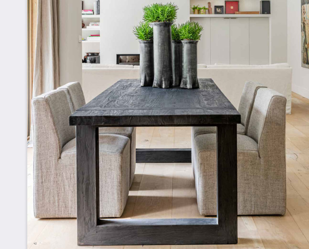 Table en bois noir massif d’intérieur