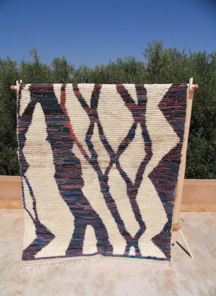 tapis artisanal avec motifs abstraits