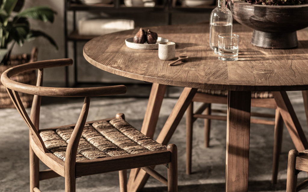 table ronde artisanale en bois massif, en vente à la boutique Galerie Nomade (à Baillargues dans l'Hérault)
