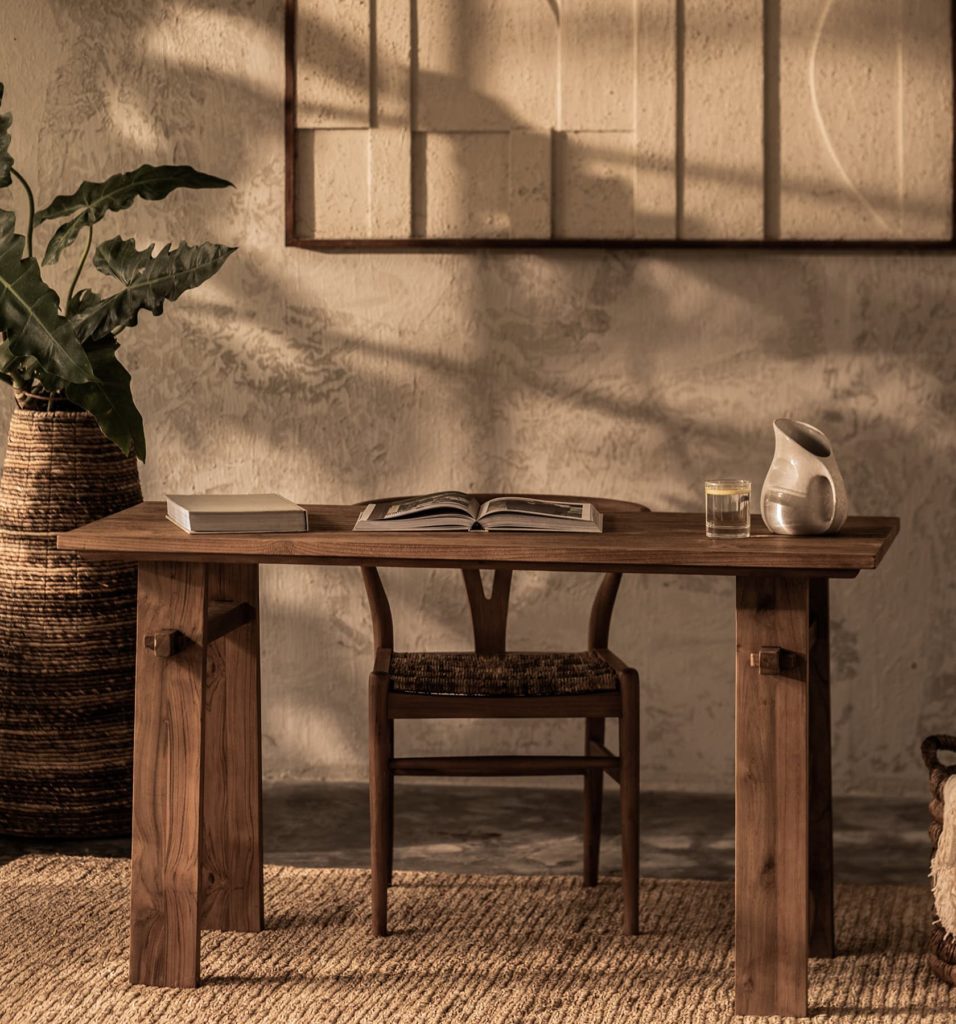 Belle table de bureau en bois rustique