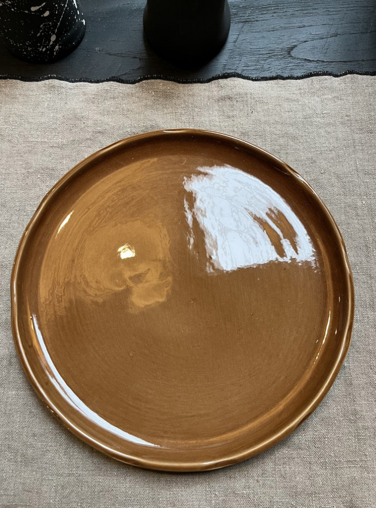 assiette en céramique ocre brun