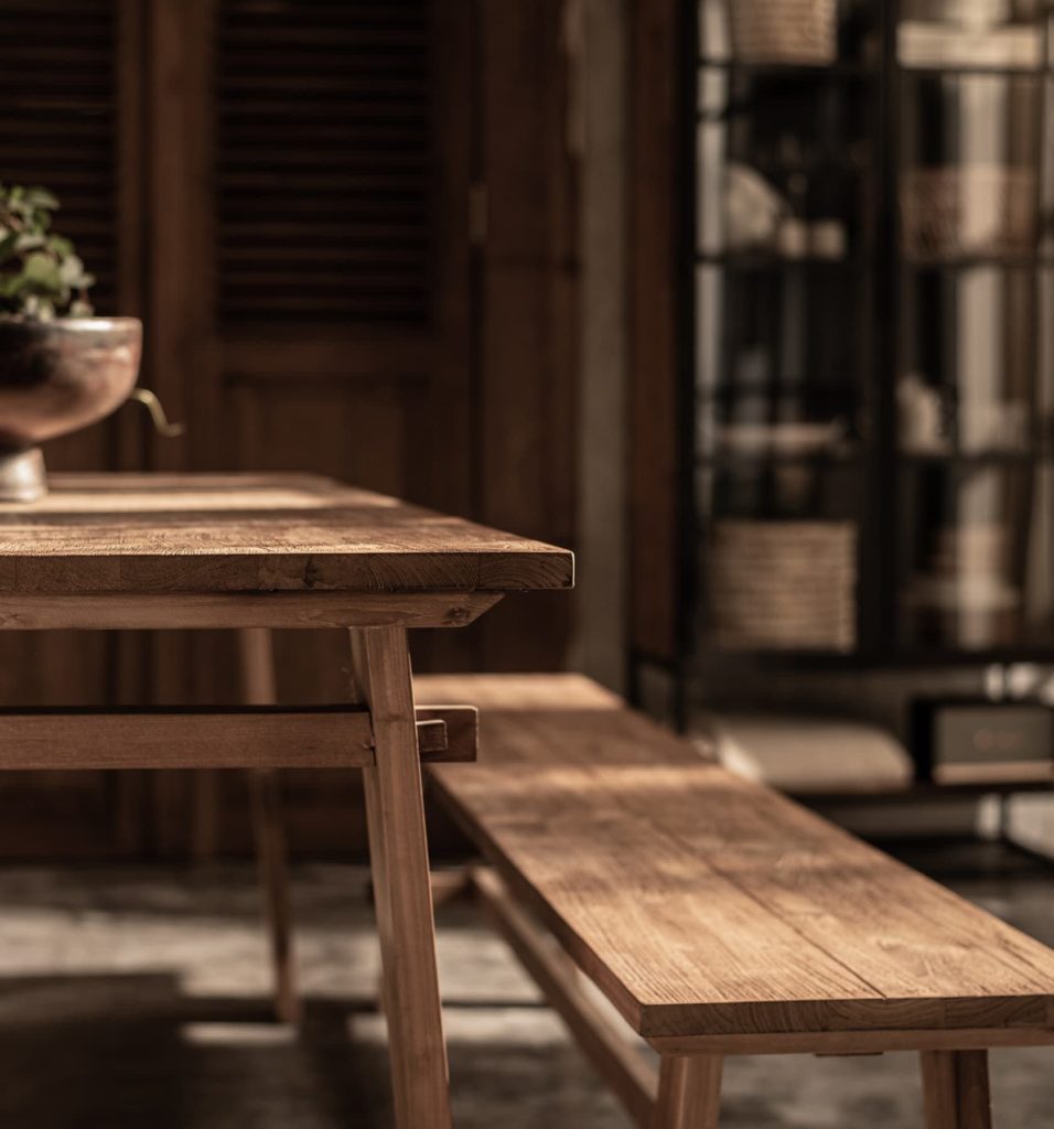 banc artisanal en bois famille repas exterieur asie baillargues jacou
